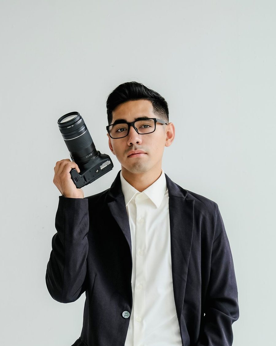 Fotograaf met camera in een lichte studio