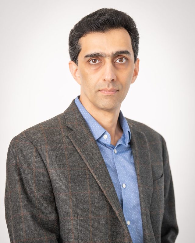 Zakelijk portret van een man in een grijs colbert