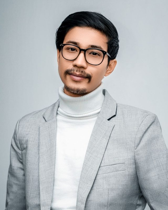 Zakelijk portret van een man met bril en turtleneck