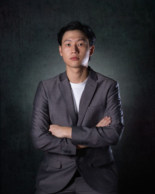 Zakelijk portret van een man in een grijs pak